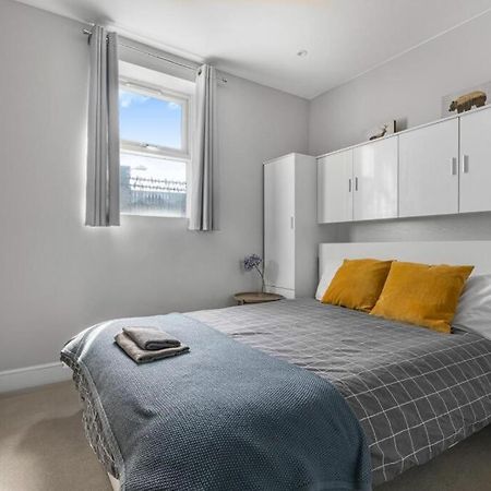 Brilliant 2 Bed Apartment - Spacious, Central & Well-Connected Londres Extérieur photo