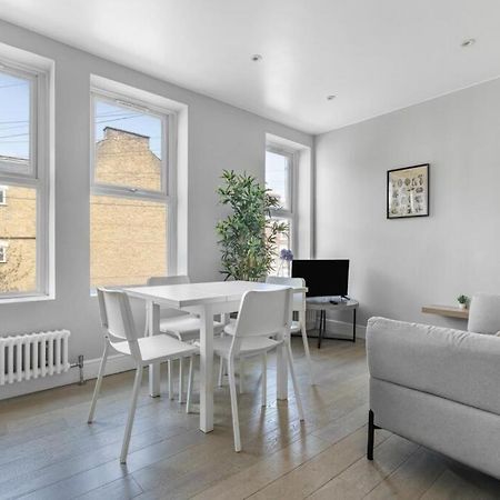 Brilliant 2 Bed Apartment - Spacious, Central & Well-Connected Londres Extérieur photo