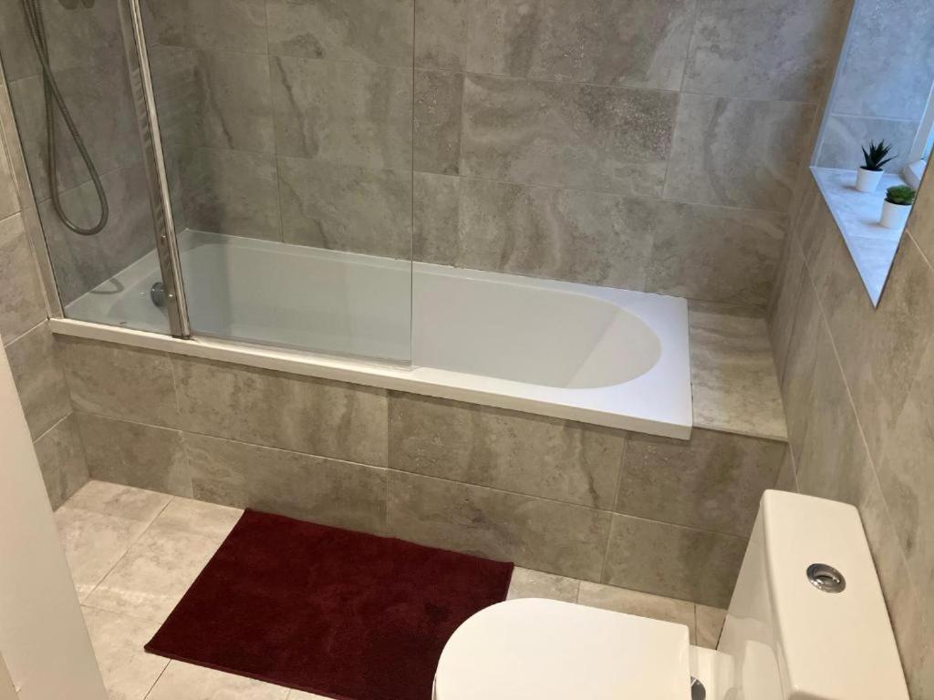 Brilliant 2 Bed Apartment - Spacious, Central & Well-Connected Londres Extérieur photo