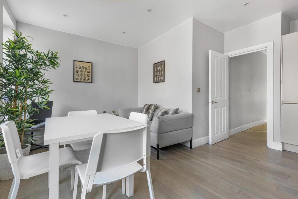 Brilliant 2 Bed Apartment - Spacious, Central & Well-Connected Londres Extérieur photo