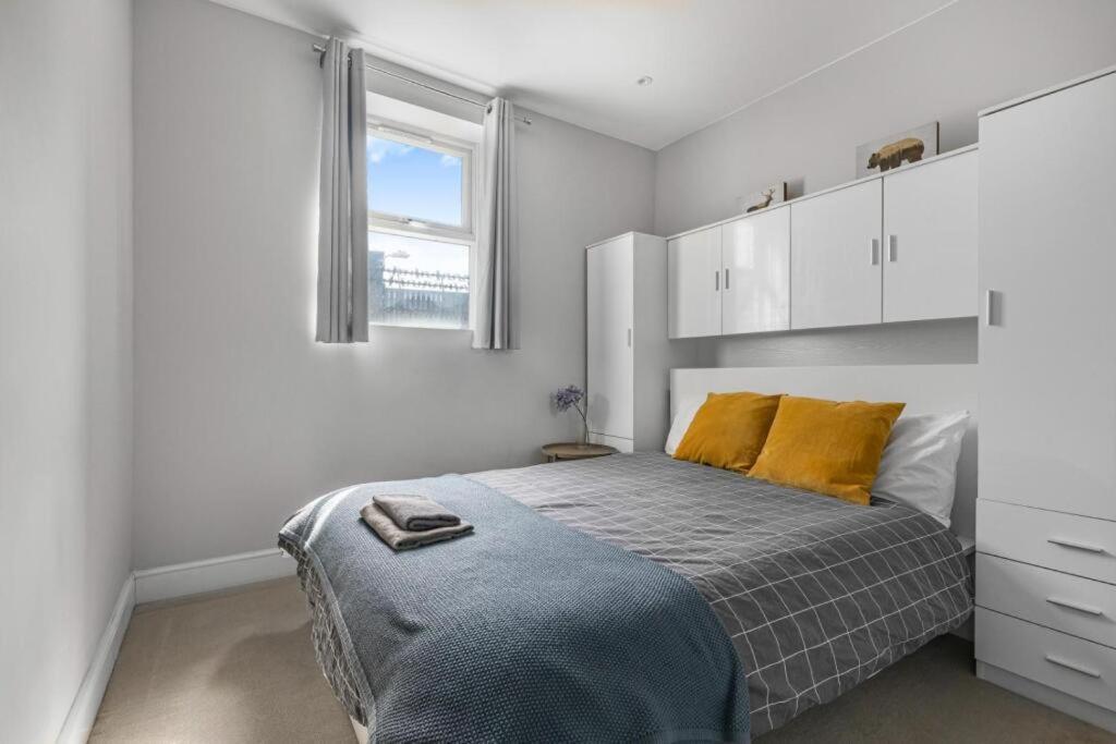 Brilliant 2 Bed Apartment - Spacious, Central & Well-Connected Londres Extérieur photo
