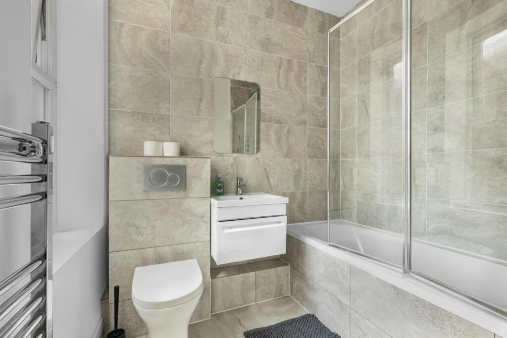 Brilliant 2 Bed Apartment - Spacious, Central & Well-Connected Londres Extérieur photo